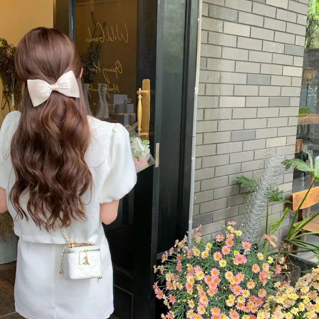 带剑女孩